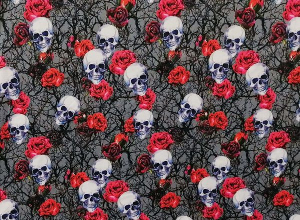 Têtes de mort et roses